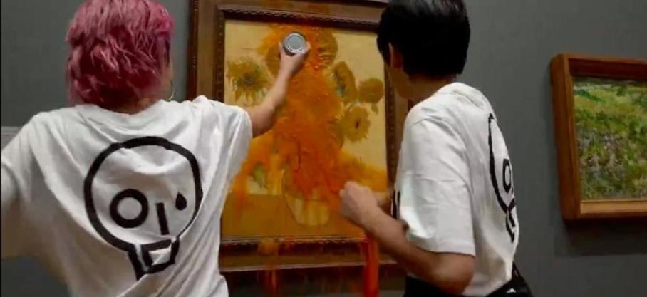 Londres: des militants écologistes jettent de la soupe sur le célèbre tableau les « Tournesols » de Van Gogh à la National Gallery